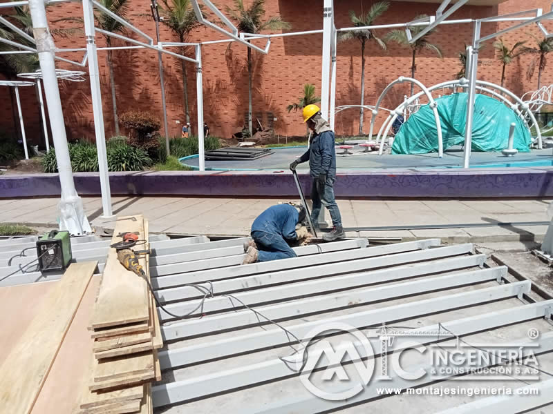 Estructuras metálicas para acceso comercial en locales de exhibición de marcas en Bogotá. Montajes, Ingeniería y Construcción. MIC SAS.