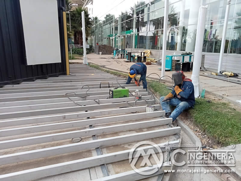 Estructuras metálicas para acceso comercial en locales de exhibición de marcas en Bogotá. Montajes, Ingeniería y Construcción. MIC SAS.