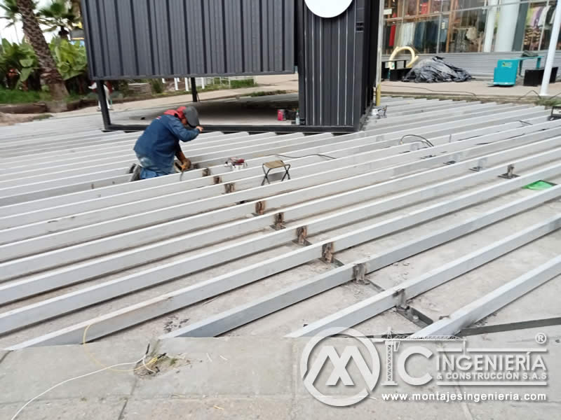 Estructuras metálicas para acceso comercial en locales de exhibición de marcas en Bogotá. Montajes, Ingeniería y Construcción. MIC SAS.