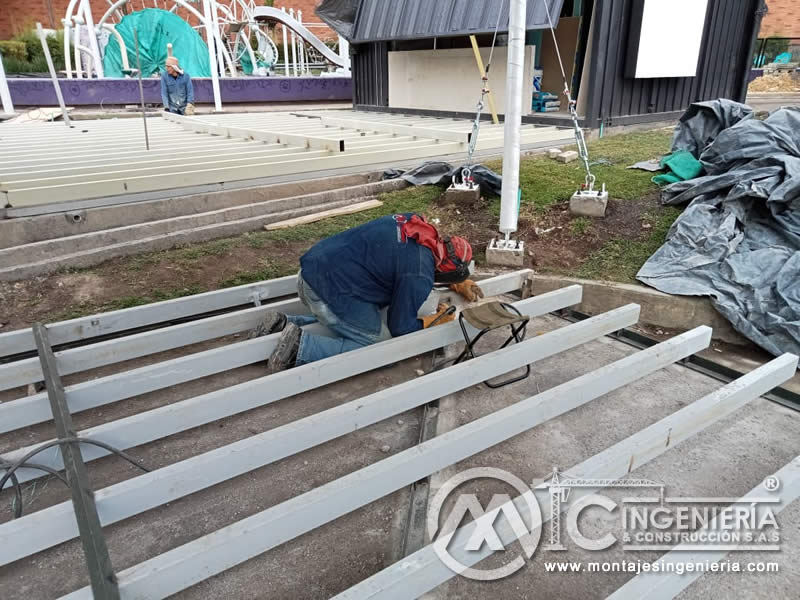 Estructuras metálicas para acceso comercial en locales de exhibición de marcas en Bogotá. Montajes, Ingeniería y Construcción. MIC SAS.