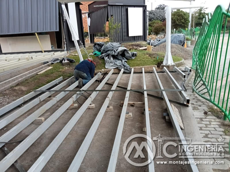 Estructuras metálicas para acceso comercial en locales de exhibición de marcas en Bogotá. Montajes, Ingeniería y Construcción. MIC SAS.