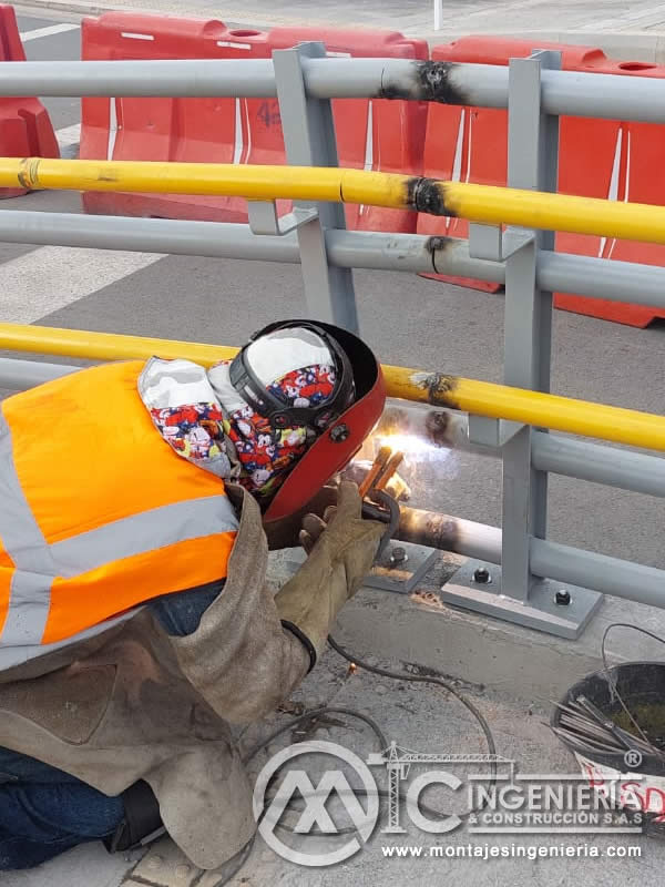 Acabados de calidad para puentes peatonales metálicos en Bogotá, Colombia. Montajes, Ingeniería y Construcción. MIC SAS.