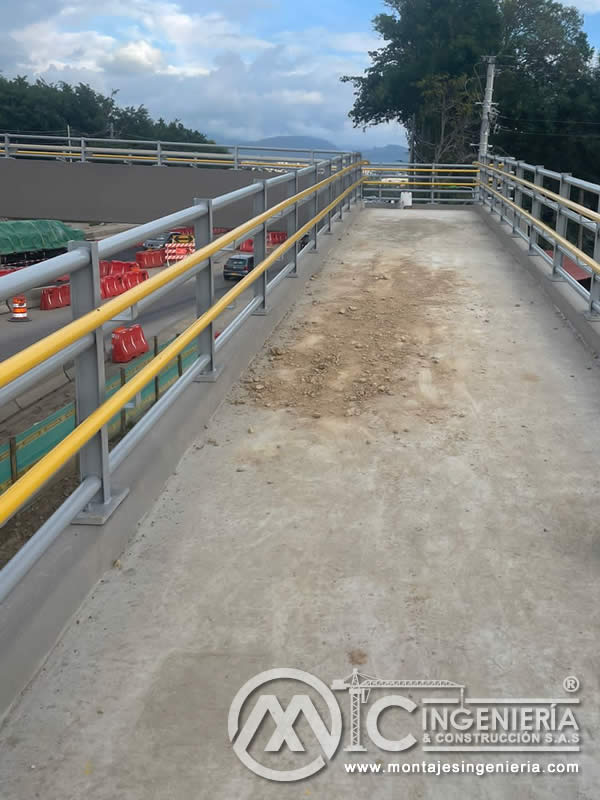 Acabados de calidad para puentes peatonales metálicos en Bogotá, Colombia. Montajes, Ingeniería y Construcción. MIC SAS.