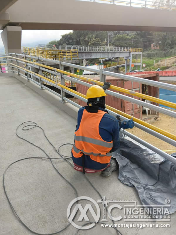 Acabados de calidad para puentes peatonales metálicos en Bogotá, Colombia. Montajes, Ingeniería y Construcción. MIC SAS.