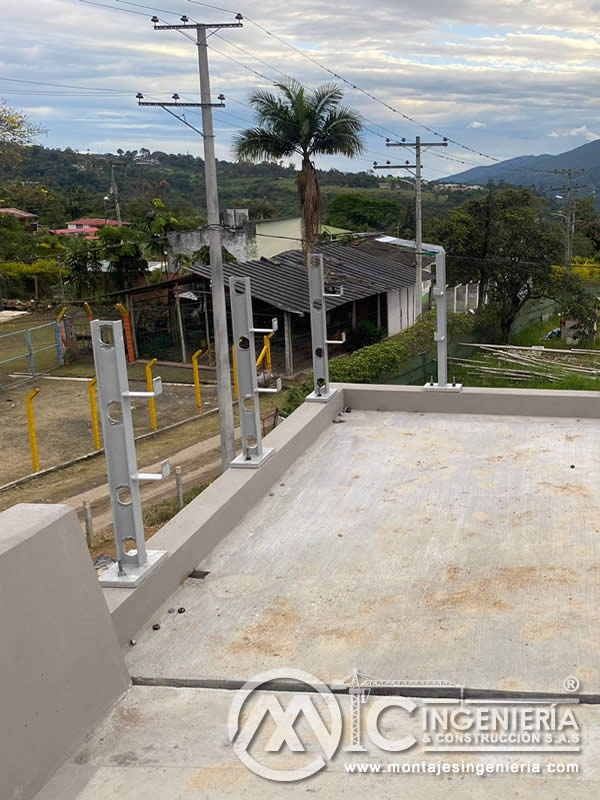 Acabados de calidad para puentes peatonales metálicos en Bogotá, Colombia. Montajes, Ingeniería y Construcción. MIC SAS.