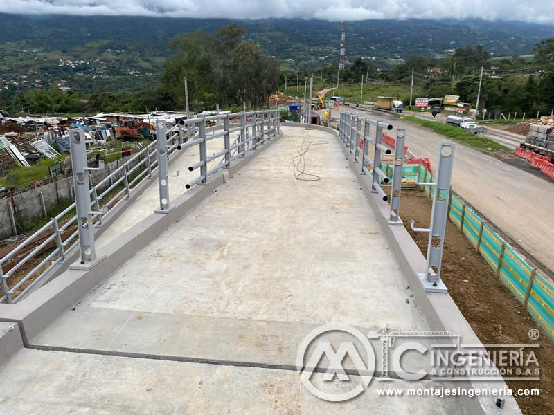 Acabados de calidad para puentes peatonales metálicos en Bogotá, Colombia. Montajes, Ingeniería y Construcción. MIC SAS.