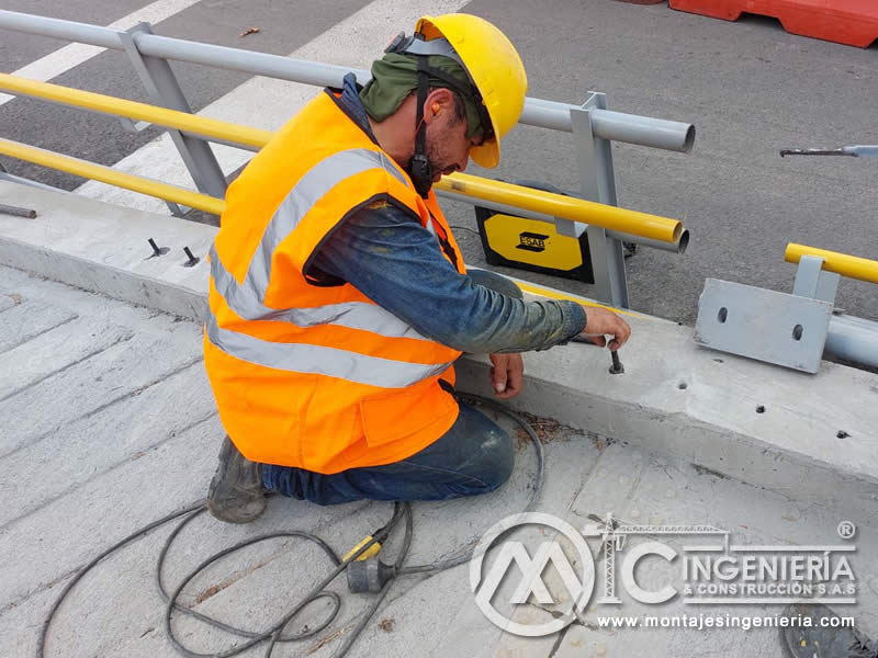 Acabados de calidad para puentes peatonales metálicos en Bogotá, Colombia. Montajes, Ingeniería y Construcción. MIC SAS.