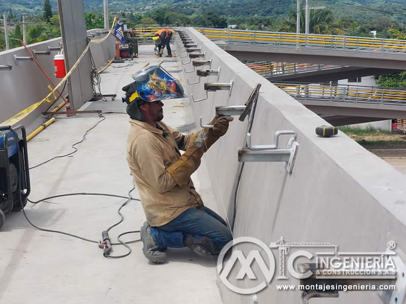 Acabados de calidad para puentes peatonales metálicos en Bogotá, Colombia. Montajes, Ingeniería y Construcción. MIC SAS.