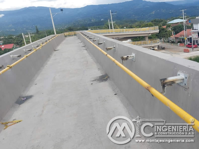 Acabados de calidad para puentes peatonales metálicos en Bogotá, Colombia. Montajes, Ingeniería y Construcción. MIC SAS.