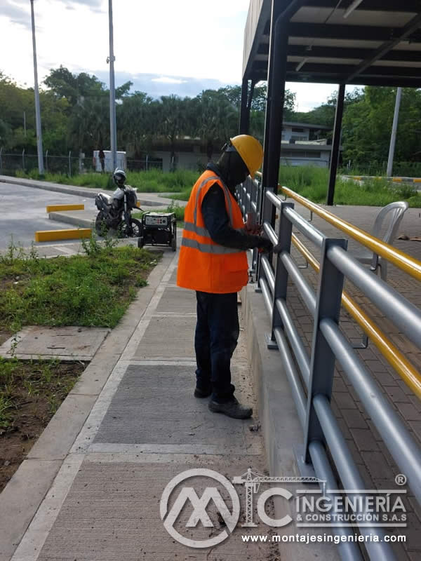 Acabados de calidad para puentes peatonales metálicos en Bogotá, Colombia. Montajes, Ingeniería y Construcción. MIC SAS.