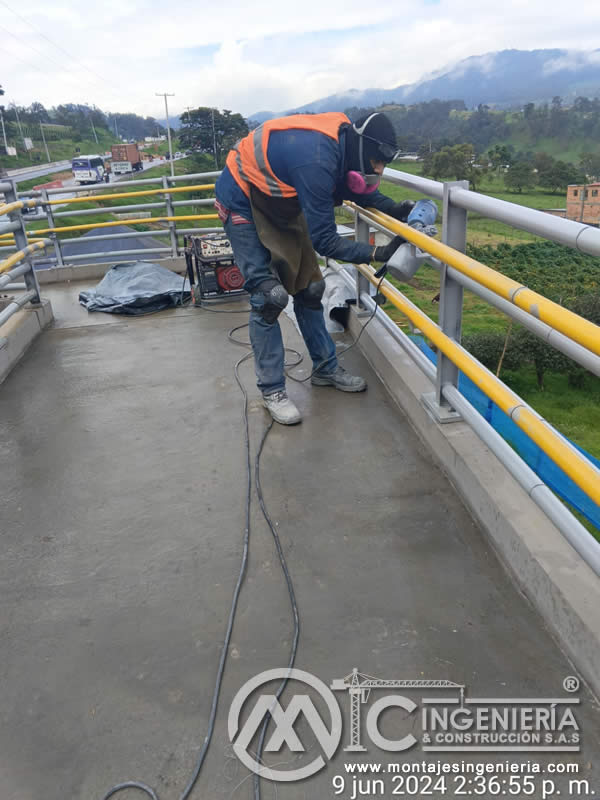 Acabados de calidad para puentes peatonales metálicos en Bogotá, Colombia. Montajes, Ingeniería y Construcción. MIC SAS.