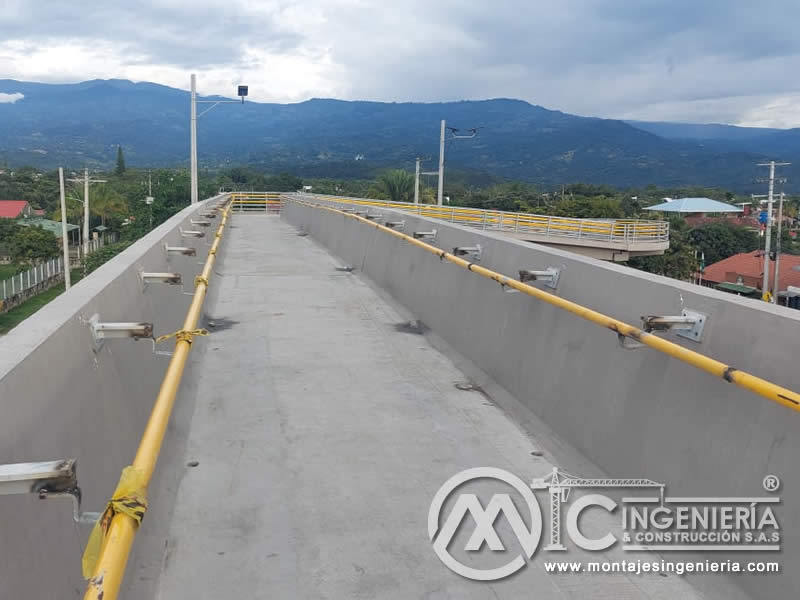 Acabados de calidad para puentes peatonales metálicos en Bogotá, Colombia. Montajes, Ingeniería y Construcción. MIC SAS.