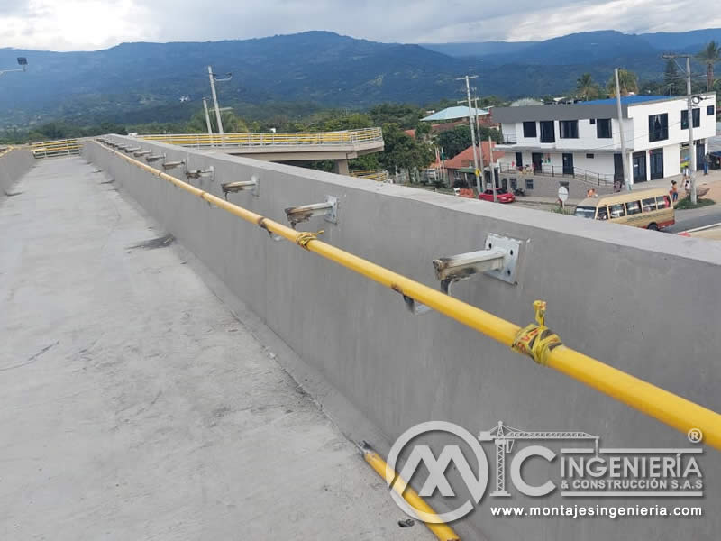 Acabados de calidad para puentes peatonales metálicos en Bogotá, Colombia. Montajes, Ingeniería y Construcción. MIC SAS.