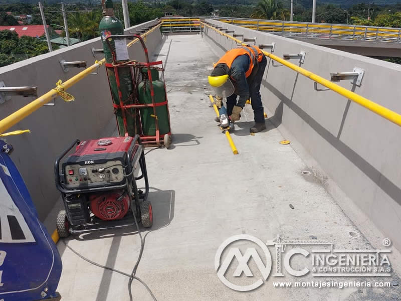 Acabados de calidad para puentes peatonales metálicos en Bogotá, Colombia. Montajes, Ingeniería y Construcción. MIC SAS.