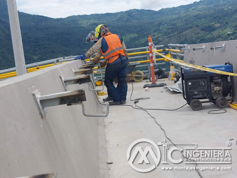 Acabados de calidad para puentes peatonales metálicos en Bogotá, Colombia. Montajes, Ingeniería y Construcción. MIC SAS.