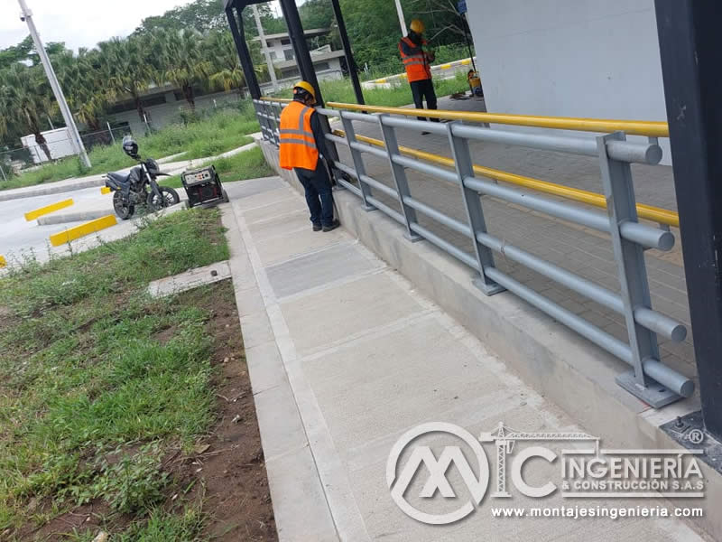 Acabados de calidad para puentes peatonales metálicos en Bogotá, Colombia. Montajes, Ingeniería y Construcción. MIC SAS.