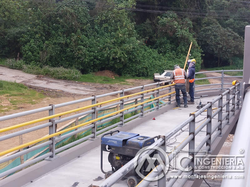 Acabados metálicos modernos para puentes peatonales en Bogotá, Colombia. Montajes, Ingeniería y Construcción. MIC SAS.