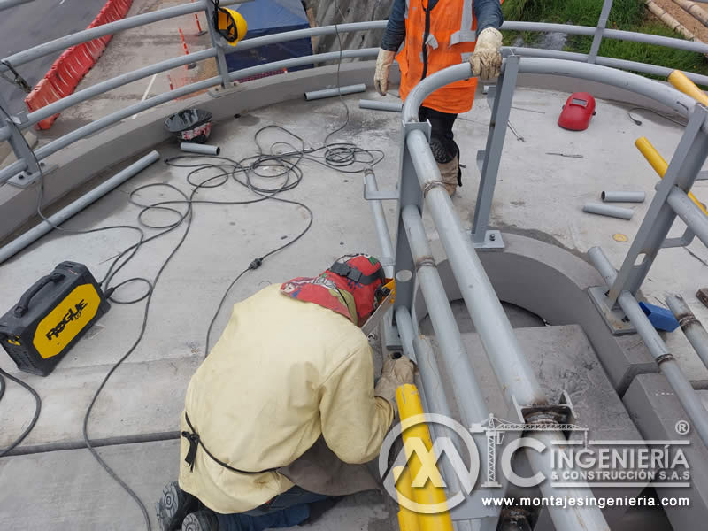 Acabados metálicos modernos para puentes peatonales en Bogotá, Colombia. Montajes, Ingeniería y Construcción. MIC SAS.