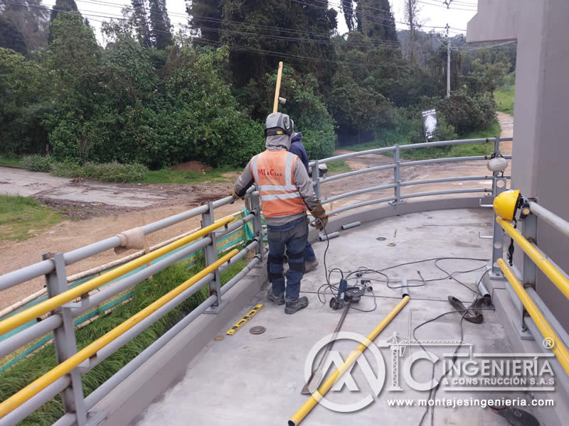 Acabados metálicos modernos para puentes peatonales en Bogotá, Colombia. Montajes, Ingeniería y Construcción. MIC SAS.