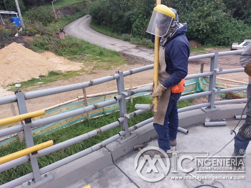 Acabados metálicos modernos para puentes peatonales en Bogotá, Colombia. Montajes, Ingeniería y Construcción. MIC SAS.