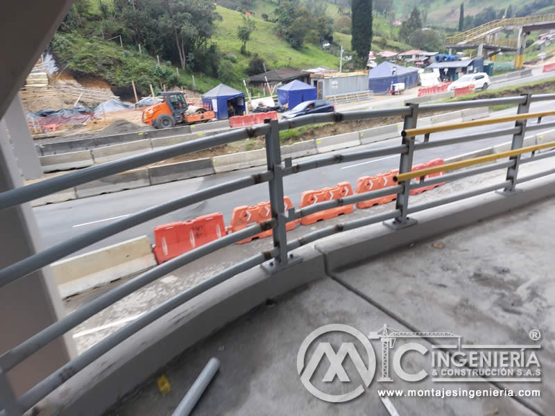 Acabados metálicos modernos para puentes peatonales en Bogotá, Colombia. Montajes, Ingeniería y Construcción. MIC SAS.