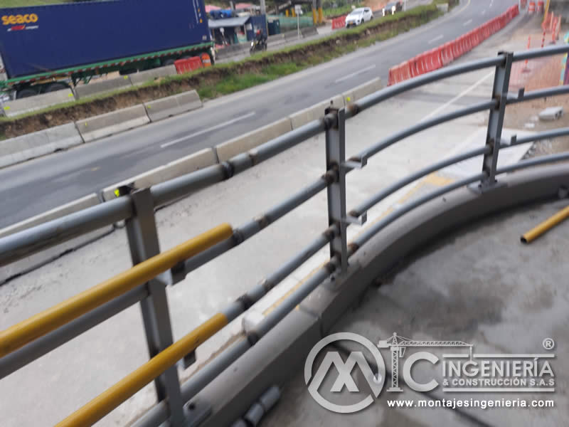 Acabados metálicos modernos para puentes peatonales en Bogotá, Colombia. Montajes, Ingeniería y Construcción. MIC SAS.