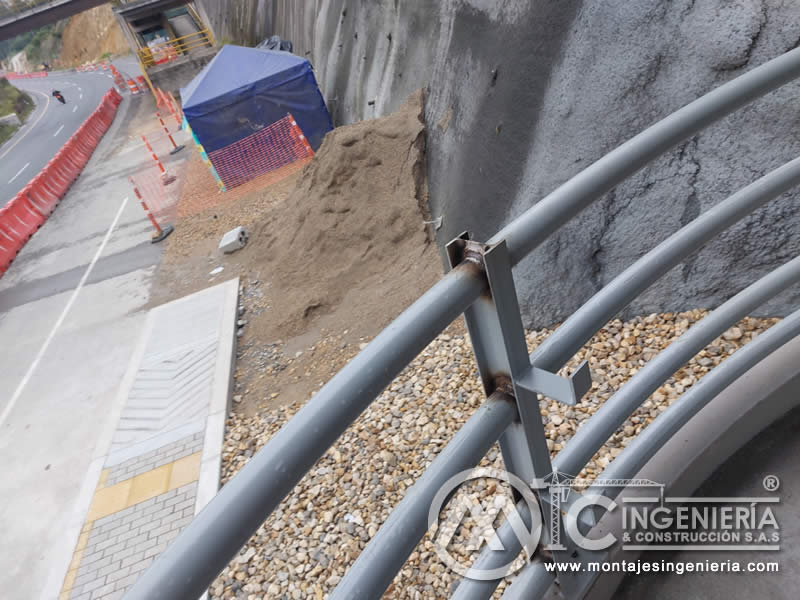 Acabados metálicos modernos para puentes peatonales en Bogotá, Colombia. Montajes, Ingeniería y Construcción. MIC SAS.