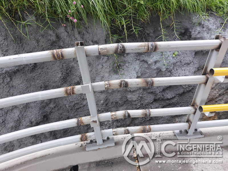 Acabados metálicos modernos para puentes peatonales en Bogotá, Colombia. Montajes, Ingeniería y Construcción. MIC SAS.