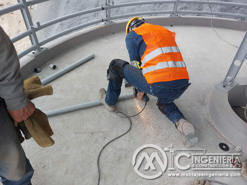 Acabados metálicos modernos para puentes peatonales en Bogotá, Colombia. Montajes, Ingeniería y Construcción. MIC SAS.