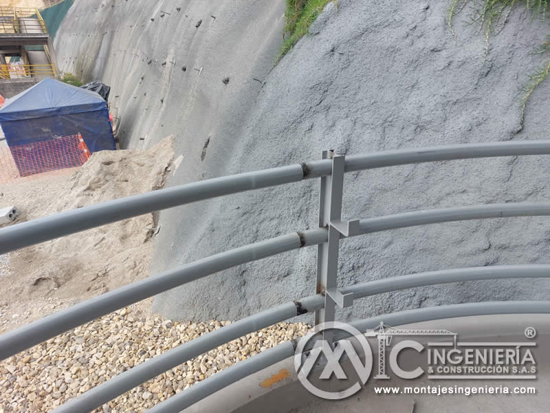 Acabados metálicos modernos para puentes peatonales en Bogotá, Colombia. Montajes, Ingeniería y Construcción. MIC SAS.