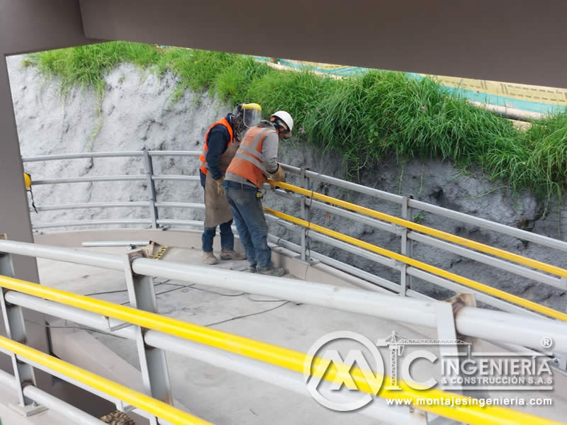 Acabados metálicos modernos para puentes peatonales en Bogotá, Colombia. Montajes, Ingeniería y Construcción. MIC SAS.