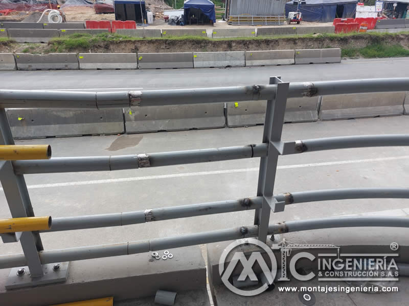 Acabados metálicos modernos para puentes peatonales en Bogotá, Colombia. Montajes, Ingeniería y Construcción. MIC SAS.