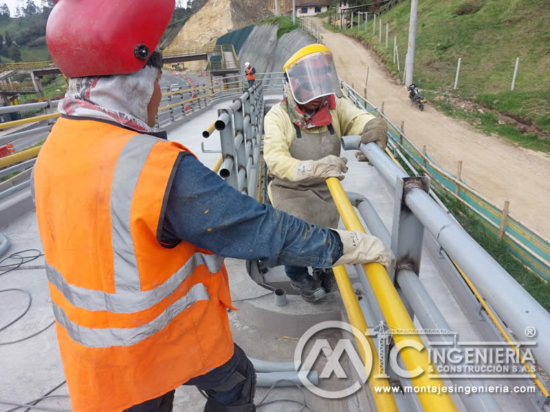 Acabados metálicos modernos para puentes peatonales en Bogotá, Colombia. Montajes, Ingeniería y Construcción. MIC SAS.