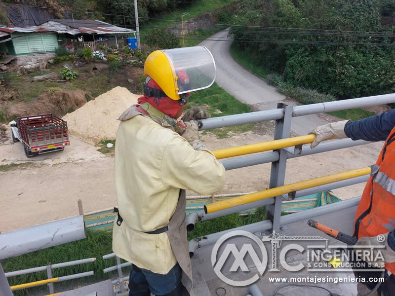 Acabados metálicos modernos para puentes peatonales en Bogotá, Colombia. Montajes, Ingeniería y Construcción. MIC SAS.