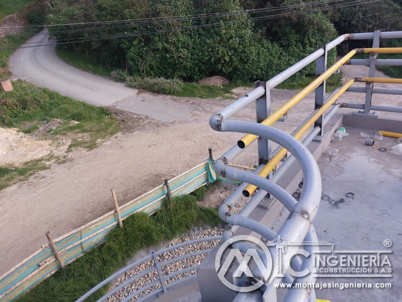 Acabados metálicos modernos para puentes peatonales en Bogotá, Colombia. Montajes, Ingeniería y Construcción. MIC SAS.