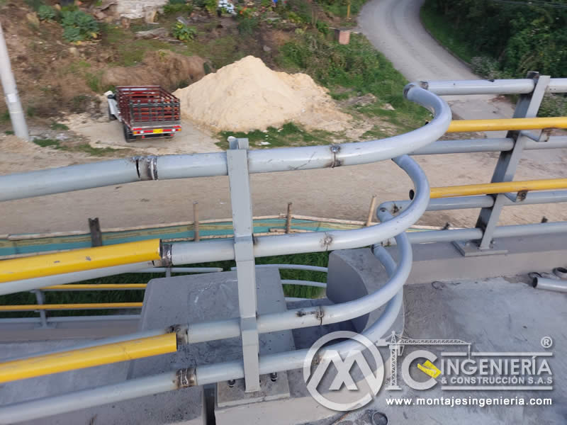 Acabados metálicos modernos para puentes peatonales en Bogotá, Colombia. Montajes, Ingeniería y Construcción. MIC SAS.