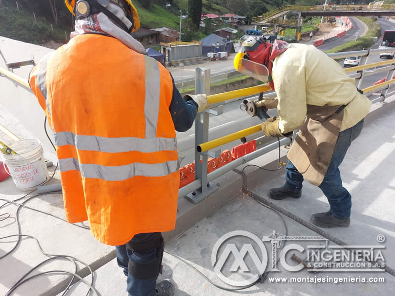 Acabados metálicos modernos para puentes peatonales en Bogotá, Colombia. Montajes, Ingeniería y Construcción. MIC SAS.