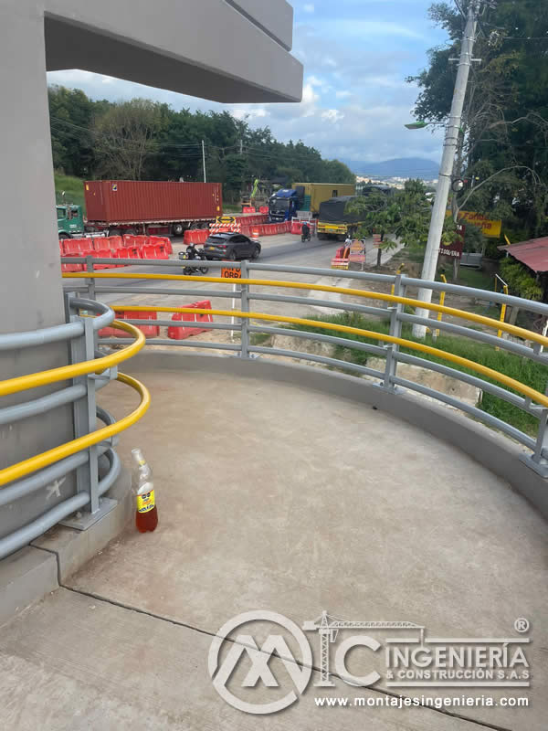 Estructuras metálicas para puentes peatonales urbanos en Bogotá, Colombia. Montajes, Ingeniería y Construcción. MIC SAS.