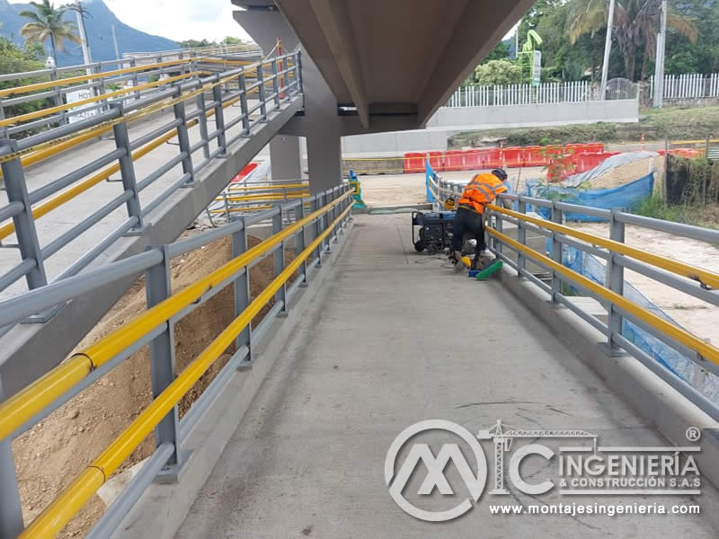 Estructuras metálicas para puentes peatonales urbanos en Bogotá, Colombia. Montajes, Ingeniería y Construcción. MIC SAS.