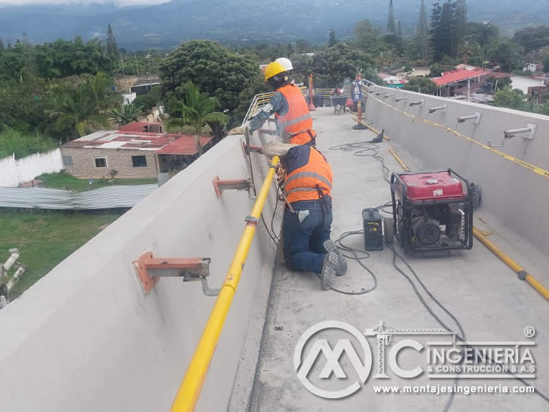 Estructuras metálicas para puentes peatonales urbanos en Bogotá, Colombia. Montajes, Ingeniería y Construcción. MIC SAS.