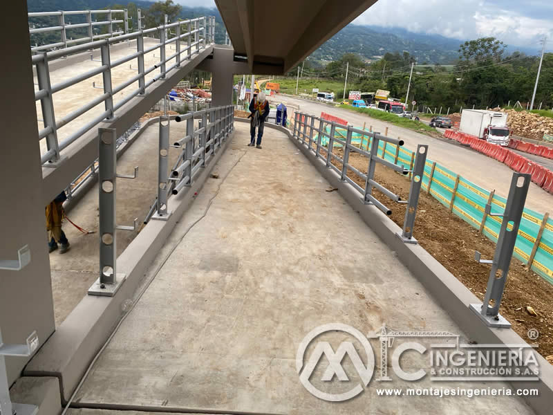 Estructuras metálicas para puentes peatonales urbanos en Bogotá, Colombia. Montajes, Ingeniería y Construcción. MIC SAS.