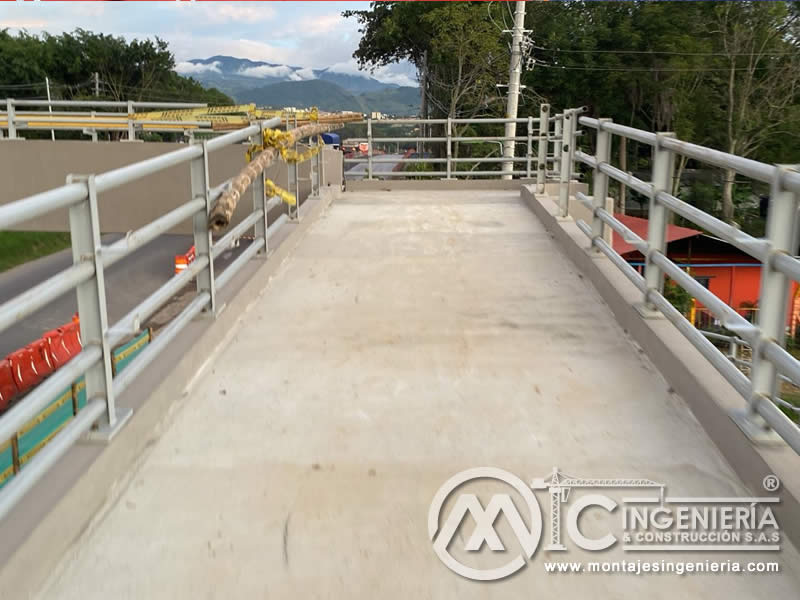 Estructuras metálicas para puentes peatonales urbanos en Bogotá, Colombia. Montajes, Ingeniería y Construcción. MIC SAS.