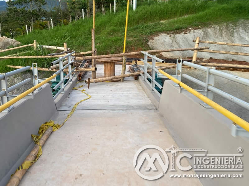 Estructuras metálicas para puentes peatonales urbanos en Bogotá, Colombia. Montajes, Ingeniería y Construcción. MIC SAS.