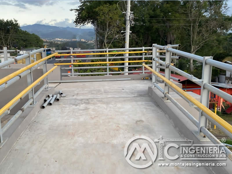 Acabados metálicos de larga duración para puentes peatonales en Bogotá, Colombia. Montajes, Ingeniería y Construcción. MIC SAS.