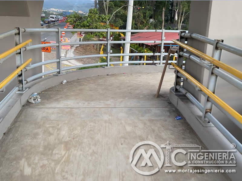 Acabados metálicos de larga duración para puentes peatonales en Bogotá, Colombia. Montajes, Ingeniería y Construcción. MIC SAS.