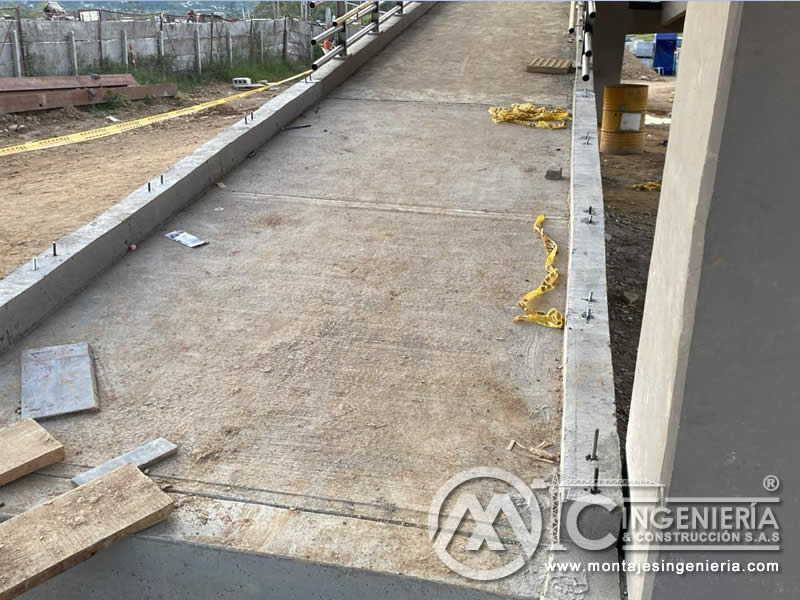 Acabados metálicos de larga duración para puentes peatonales en Bogotá, Colombia. Montajes, Ingeniería y Construcción. MIC SAS.