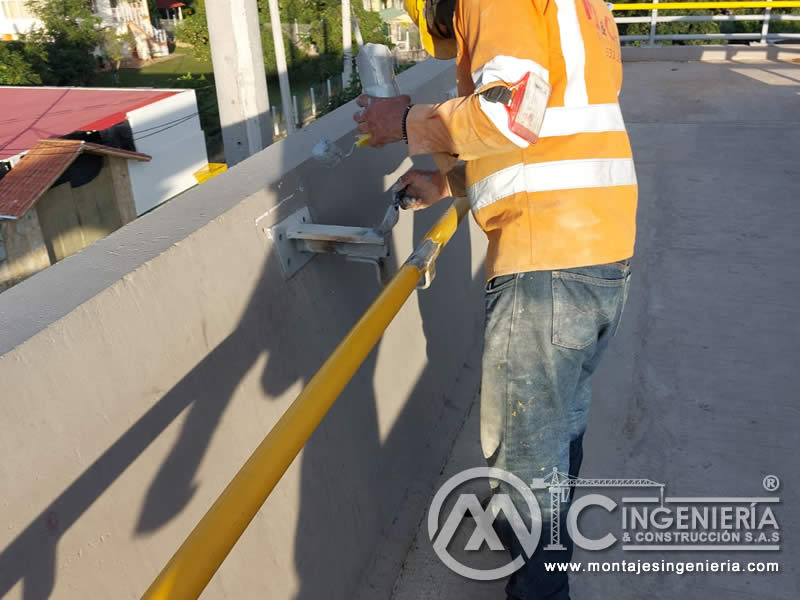 Acabados metálicos de larga duración para puentes peatonales en Bogotá, Colombia. Montajes, Ingeniería y Construcción. MIC SAS.