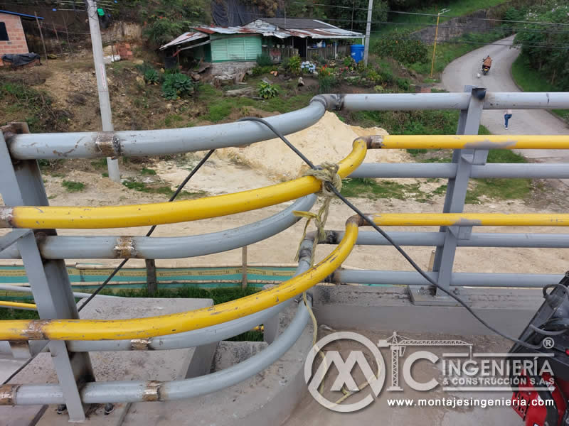 Componentes metálicos robustos para puentes peatonales en Bogotá, Colombia. Montajes, Ingeniería y Construcción. MIC SAS.