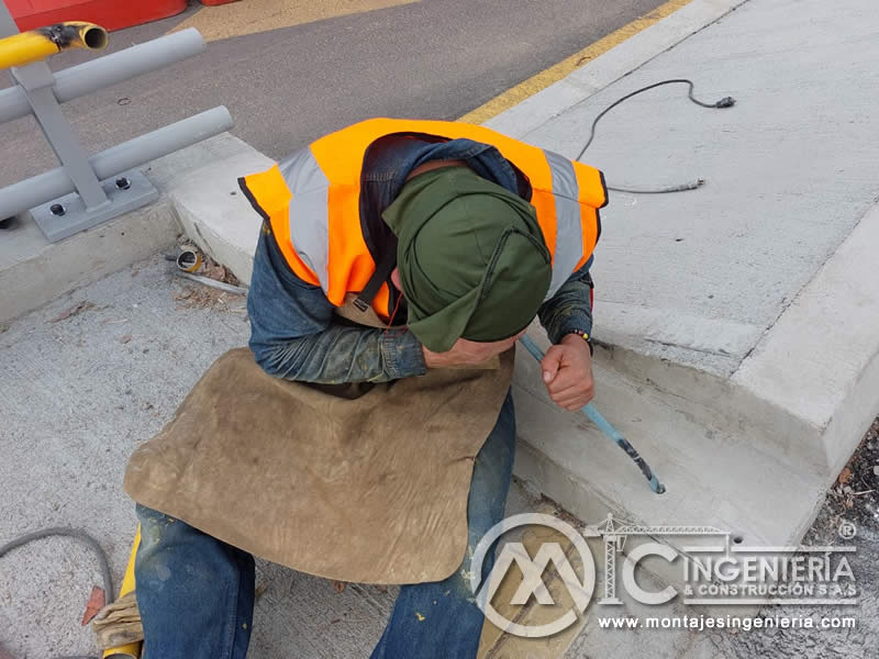 Componentes metálicos robustos para puentes peatonales en Bogotá, Colombia. Montajes, Ingeniería y Construcción. MIC SAS.