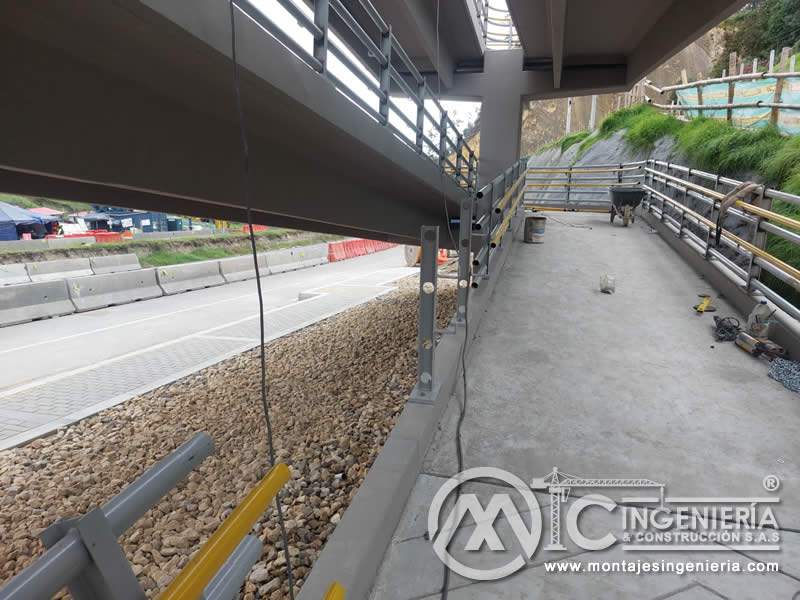 Componentes metálicos robustos para puentes peatonales en Bogotá, Colombia. Montajes, Ingeniería y Construcción. MIC SAS.